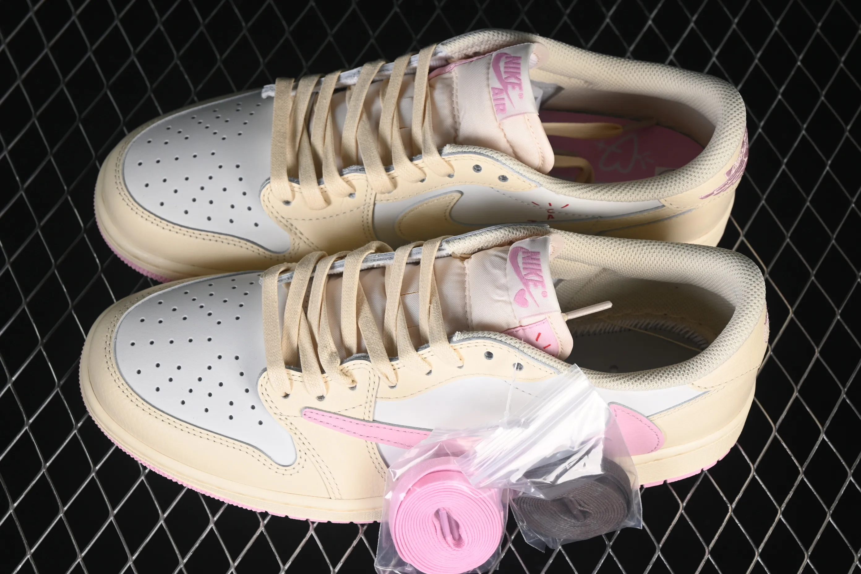All Categories Air Jordan Jordan Series Basketball Shoes Air Jordan 1 Low Foreign Trade Version Travis Scott x Air Jordan 1 Low OG AJ1 Joe 1 Joint Undercut IQ7604-100